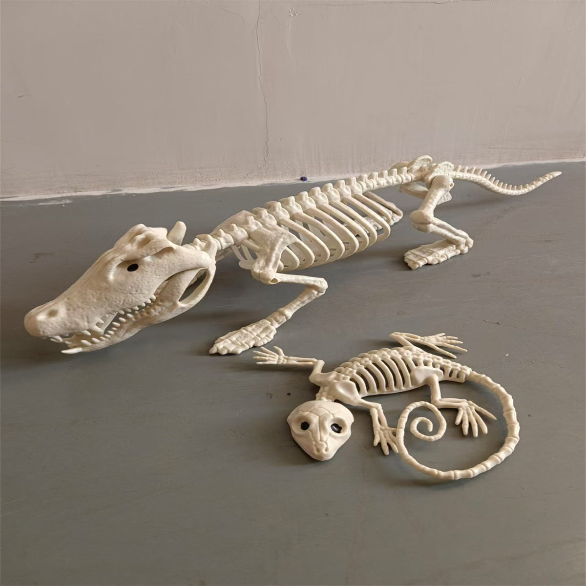 Halloween Alligator and Lizard Skeleton,Movable Mouth Joints Gothic Skeleton Animals Bones Sculptures,Halloween Scary Crocodile Skeleton Sculpture Decoration for Haunted Houses Indoor Outdoor