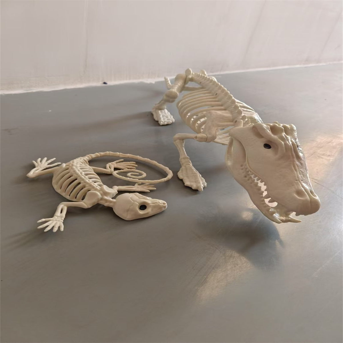 Halloween Alligator and Lizard Skeleton,Movable Mouth Joints Gothic Skeleton Animals Bones Sculptures,Halloween Scary Crocodile Skeleton Sculpture Decoration for Haunted Houses Indoor Outdoor